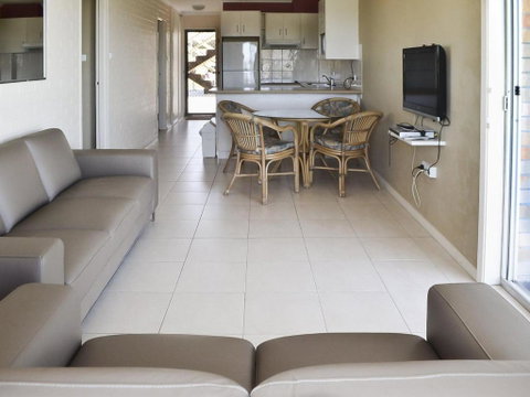 Fairholme 5 Opposite Lake - Darwin Tourism 4