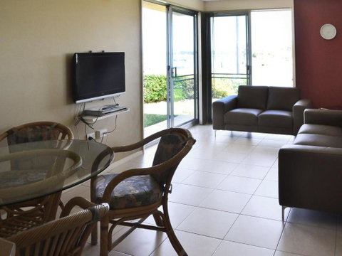 Fairholme 5 Opposite Lake - Darwin Tourism 6