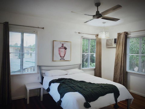 Holiday Rental Huge House With Beach Views - Darwin Tourism 6
