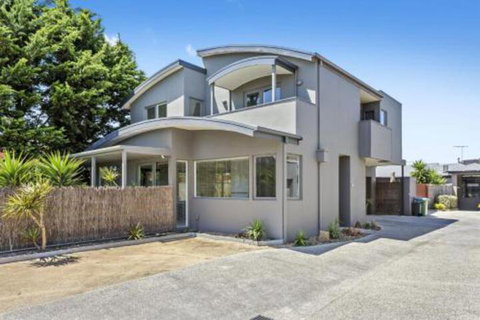 CAPELS REST CAPEL SOUND - Darwin Tourism 0