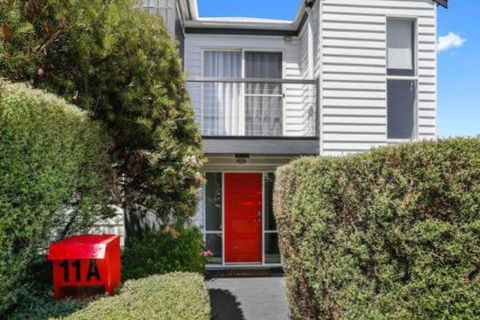 SEAVIEW Ocean Views From A Modern Townhouse - Darwin Tourism 4