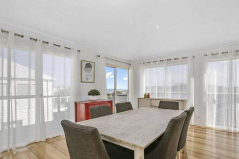 SEAVIEW Ocean Views From A Modern Townhouse - Darwin Tourism 6