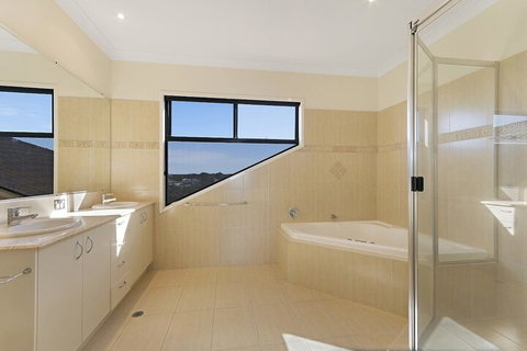 Castaways Beachside Family Retreat 44 Driftwood Drive - Darwin Tourism 3