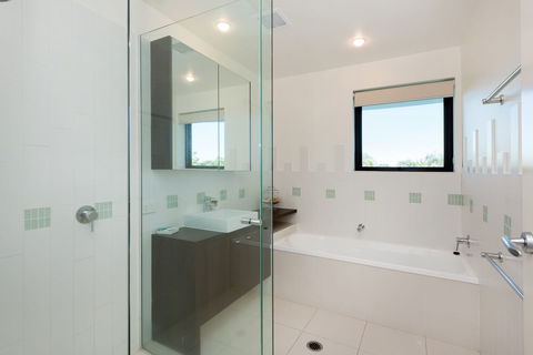 Stylish Beach Side Apartment Unit 5 33 Lorikeet Drive - Darwin Tourism 2