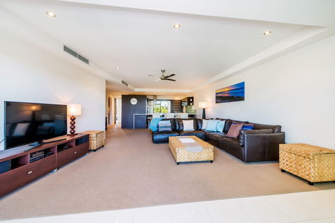 Stylish Beach Side Apartment Unit 5 33 Lorikeet Drive - Darwin Tourism 4