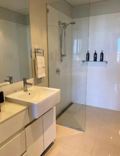 LOCATION LOCATION CITY VIEWS NETFLIX WIFI WINE - Darwin Tourism 4