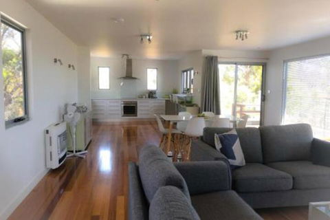 BAY Of FIRES BEACH SHACK Ocean Views From A Modern Beachhouse - Darwin Tourism 2