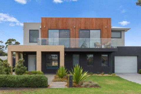 Capel Sound Beachside Luxury - Darwin Tourism 6