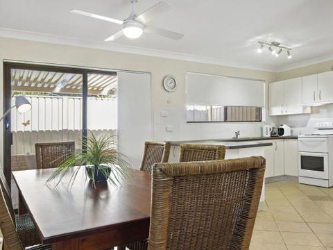 DAVIES STREET MOLLYMOOK 4 / 14 - Darwin Tourism 2