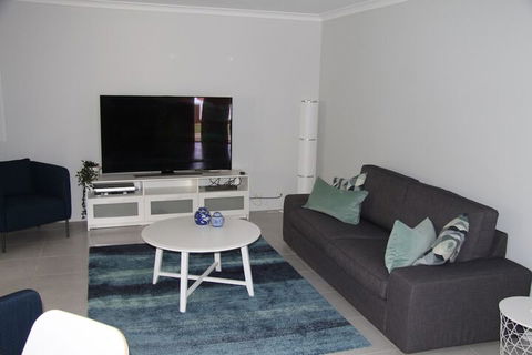 Warnbro Beach Family Accommodation - Darwin Tourism 6