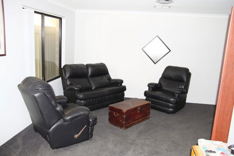 Warnbro Beach Family Accommodation - Darwin Tourism 5