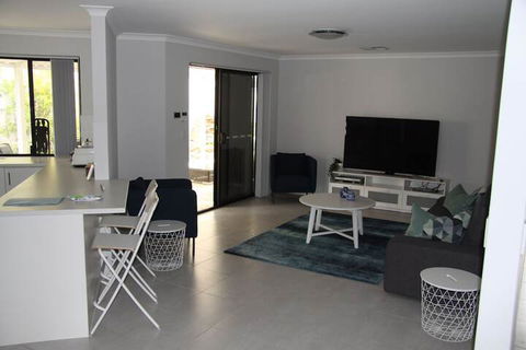 Warnbro Beach Family Accommodation - Darwin Tourism 1