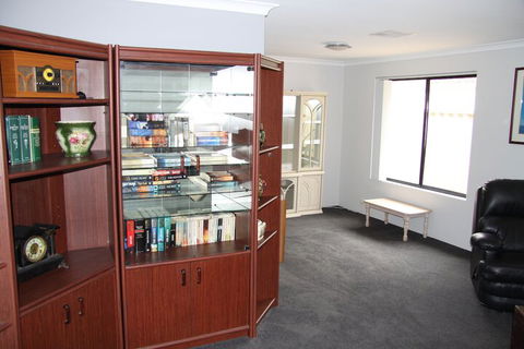 Warnbro Beach Family Accommodation - Darwin Tourism 3