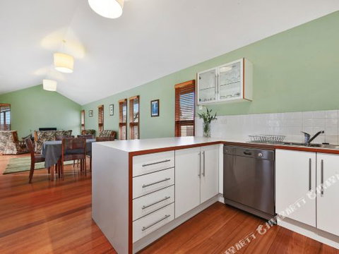 Family Friendly Weatherboard Cottage - Darwin Tourism 0