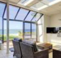 Whispering Sands 10 Sandy Point Road Luxury waterfront home with aircon WIFI  Foxtel - Darwin Tourism