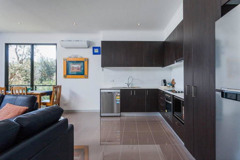 Beautiful Beachfront Apartment At Capel Sound - Darwin Tourism 5