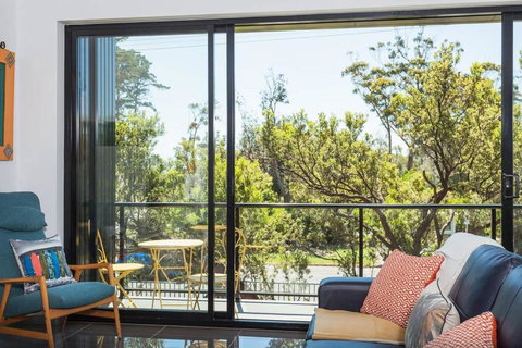 Beautiful Beachfront Apartment At Capel Sound - Darwin Tourism 6