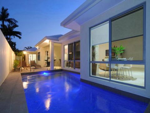 BEACH RETREAT At PALM COVE - Darwin Tourism 0