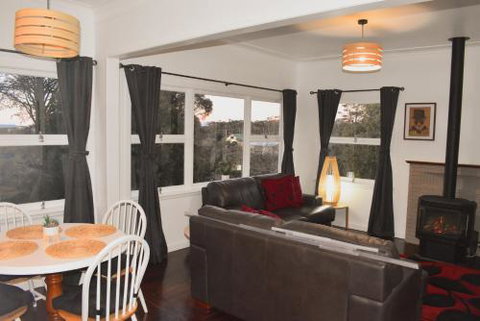 NEW Winston Cottage Leura Views & Location - Darwin Tourism 1