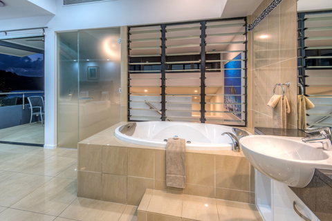 Villa 16 The Edge Oceanfront Deluxe 3 Bedroom Near Marina With Golf Buggy - Darwin Tourism 6