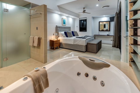Villa 16 The Edge Oceanfront Deluxe 3 Bedroom Near Marina With Golf Buggy - Darwin Tourism 4