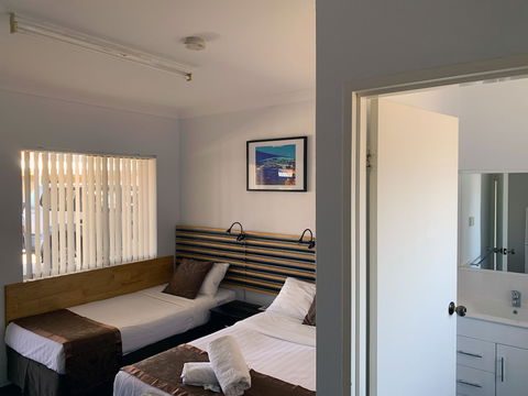 Baths Motel - Darwin Tourism 4