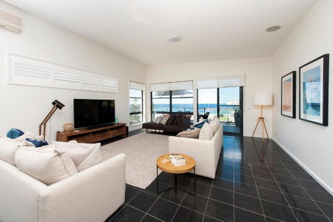 Mollymook Beachfront Penthouse 9 - Darwin Tourism 2