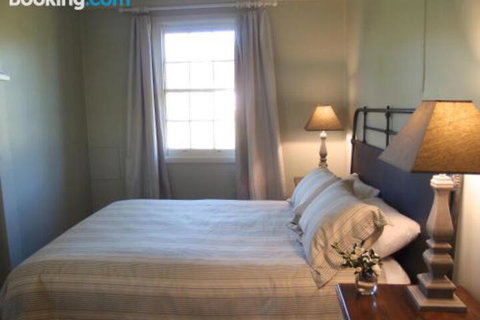 Old Schoolmasters Cottage On The Barrington River - Darwin Tourism 3