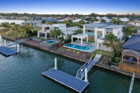 Luxury Canal Front Holiday House Raptor Pde Banksia Beach - Darwin Tourism 1
