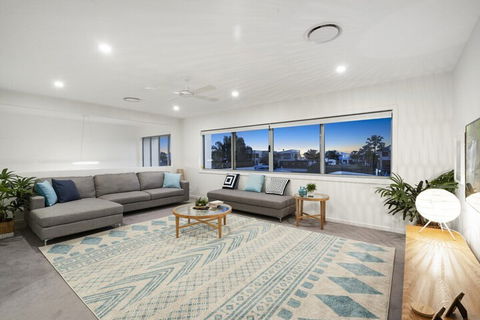 Luxury Canal Front Holiday House Raptor Pde Banksia Beach - Darwin Tourism 6