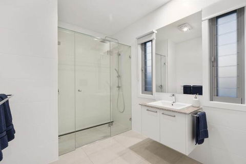 Luxury Canal Front Holiday House Raptor Pde Banksia Beach - Darwin Tourism 4
