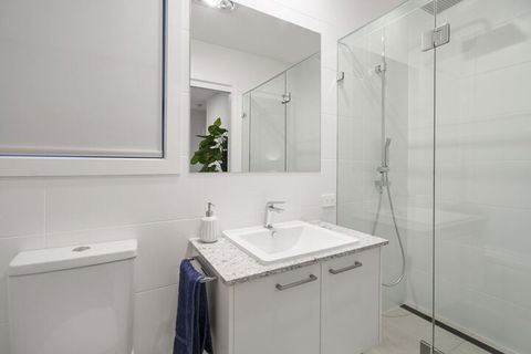 Luxury Canal Front Holiday House Raptor Pde Banksia Beach - Darwin Tourism 5
