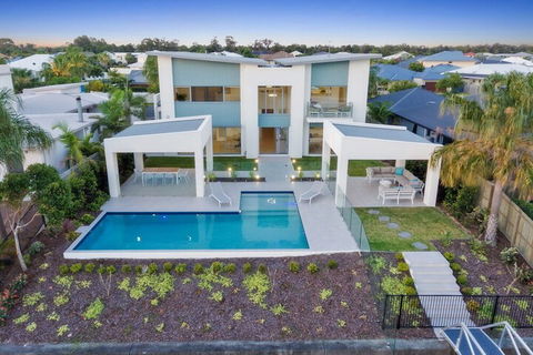 Luxury Canal Front Holiday House Raptor Pde Banksia Beach - Darwin Tourism 2