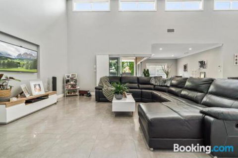 Wentworth Estate 5 Bedroom Luxury Home Sleeps 12 - Darwin Tourism 3