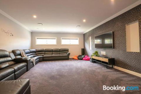 Wentworth Estate 5 Bedroom Luxury Home Sleeps 12 - Darwin Tourism 0