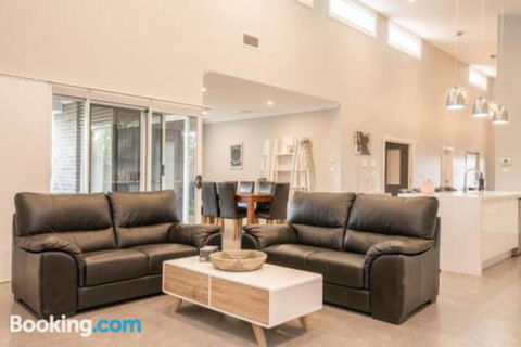 Wentworth Estate 5 Bedroom Luxury Home Sleeps 12 - Darwin Tourism 4