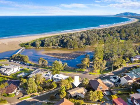 BOMBORA Gerroa 4pm Check Out Sundays - Darwin Tourism 0