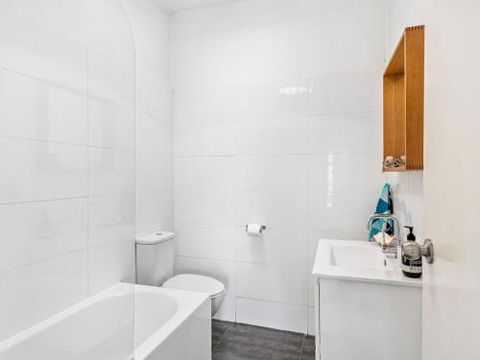 BOMBORA Gerroa 4pm Check Out Sundays - Darwin Tourism 6