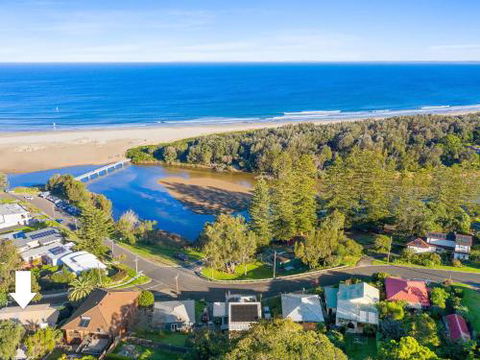 BOMBORA Gerroa 4pm Check Out Sundays - Darwin Tourism 1