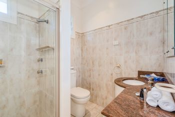 Spacious 4 Bedroom House The Hill - Darwin Tourism 1