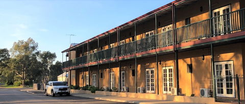 Settlers Hotel York - Darwin Tourism 1