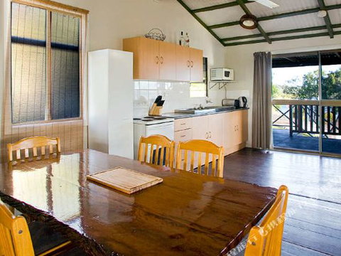 1770 Beach Accommodation Elliot Lodge - Darwin Tourism 3