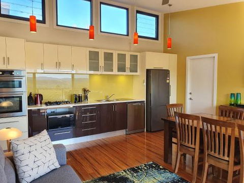 Sanctuary Hill Retreat - Darwin Tourism 1