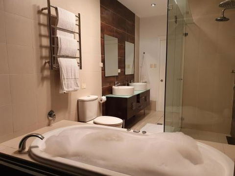Sanctuary Hill Retreat - Darwin Tourism 3