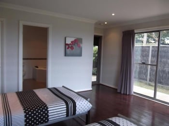 Swan Lake Guest House - Darwin Tourism 6