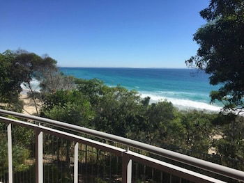 Stradbroke Island Beach Hotel - Darwin Tourism 6