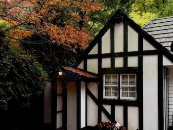 Tudor Cottages Mt Dandenong - Darwin Tourism 0