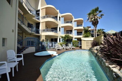 Coolum Baywatch Resort - Darwin Tourism 4