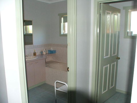 Bristol House Accommodation - Darwin Tourism 2