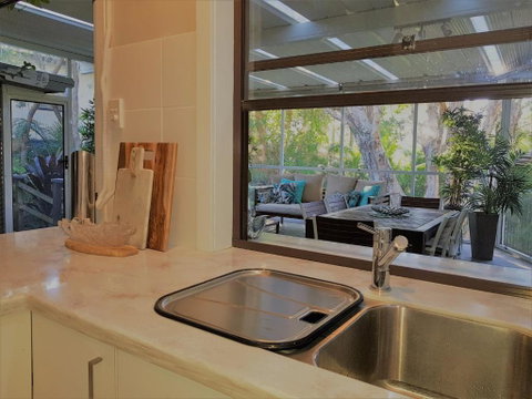 CHILL OUT BEACH HOUSE At FORSTER - Darwin Tourism 5